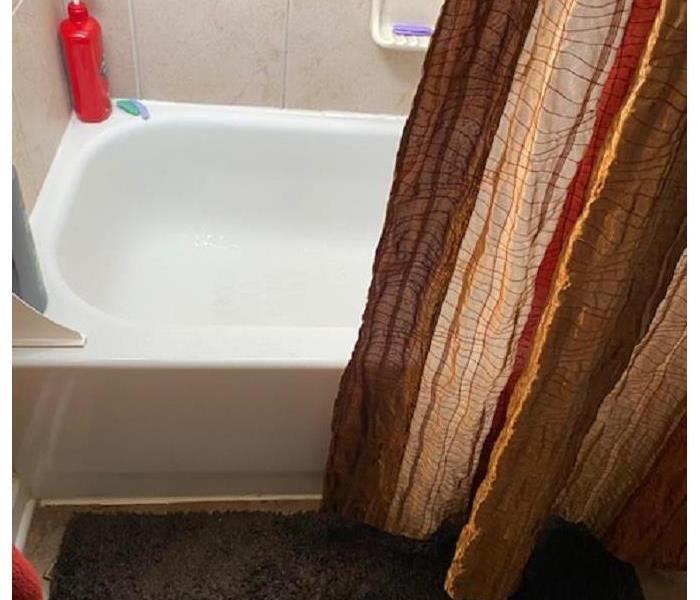 A photo showing a bathtub.